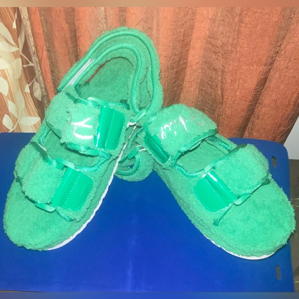 Sandals, women size 8. Terry cloth material, Velcro straps. Brand new,never worn - Picture 2 of 3